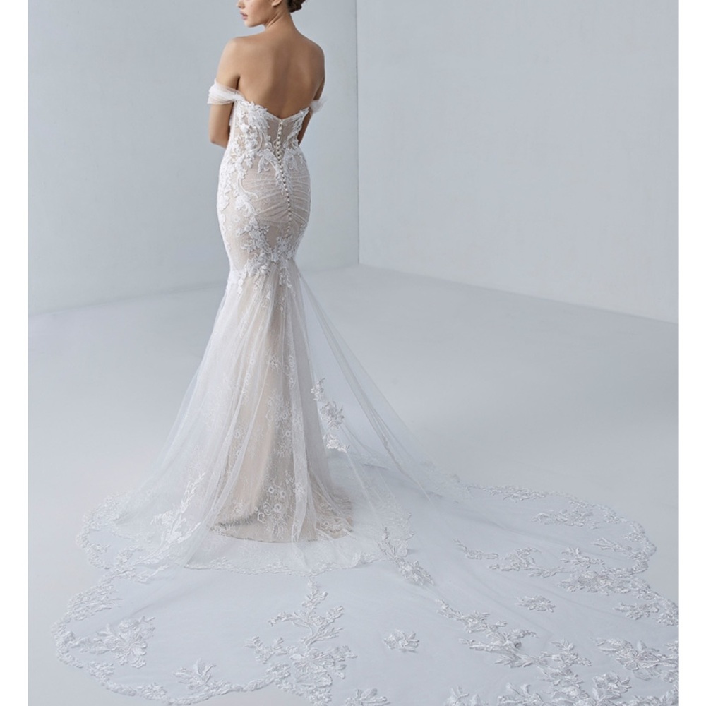 Elegant White Lace Wedding Gown